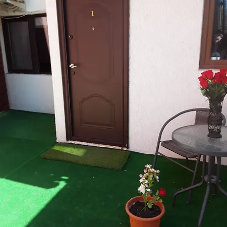 Aura'S West Accommodation Private Parking In Front Yard Bucharest Exterior photo